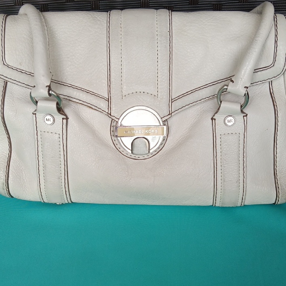 Michael Kors Creamy White Shoulder Bag with Silver Hardware. Preloved - Picture 2 of 9